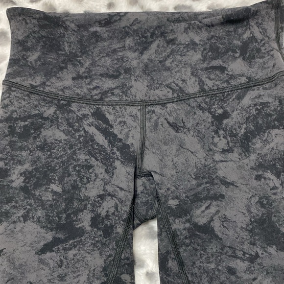 Women’s lululemon size 4 crop leggings - Picture 4 of 6